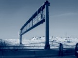 Fertige Doppelriegel-Verkehrszeichenbrücke